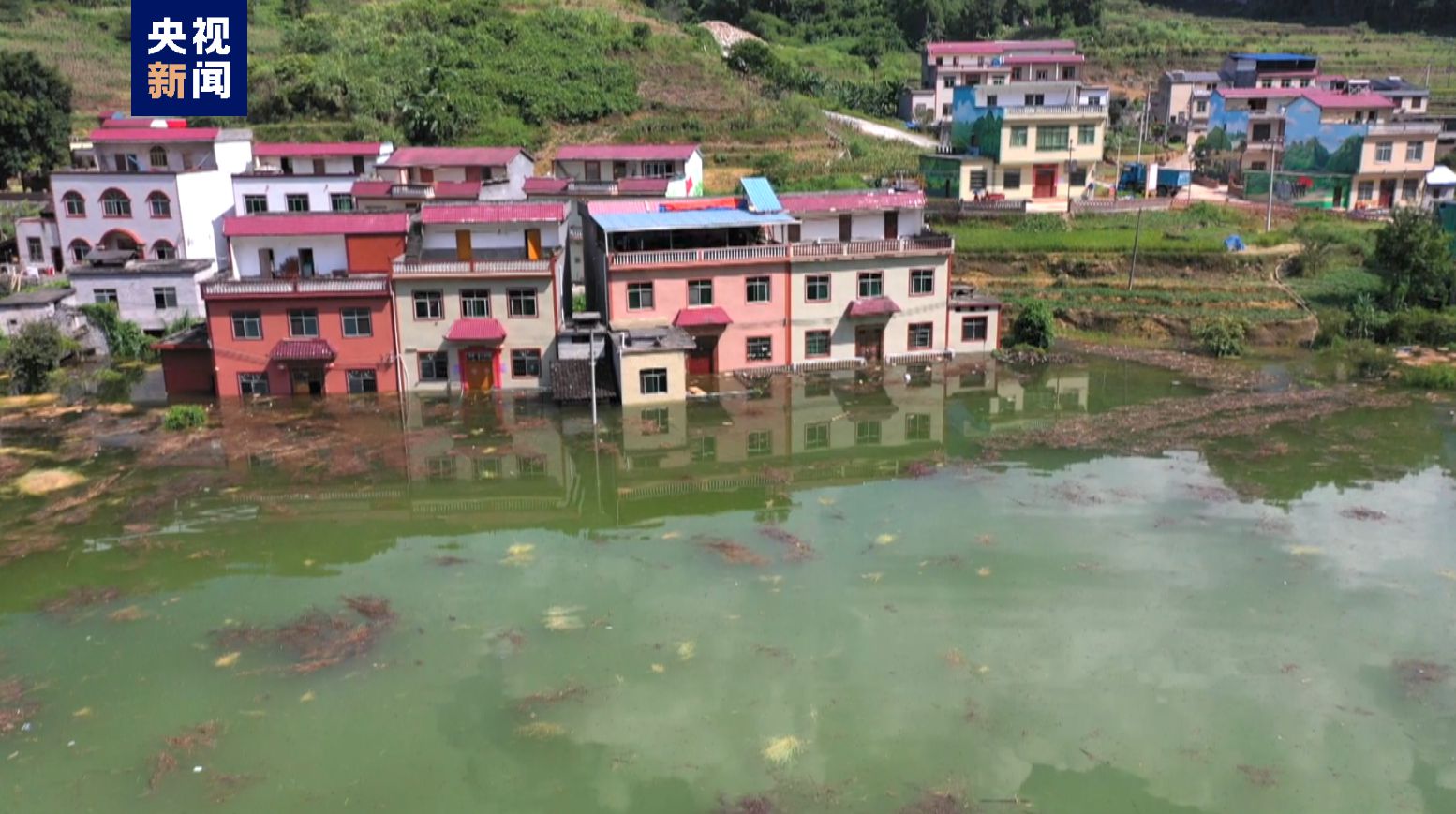 广西一地消水溶洞堵塞致百亩土地内涝，当地全力救灾