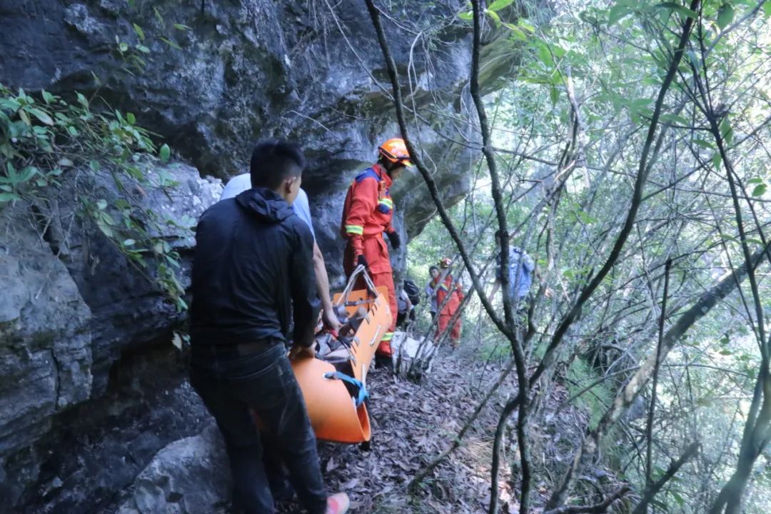 七旬老人捡菌险坠崖，遵义消防成功营救