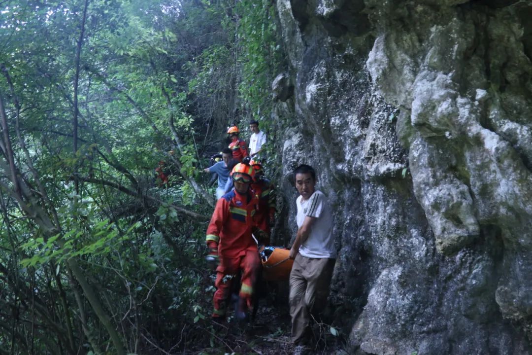 七旬老人捡菌险坠崖，遵义消防成功营救