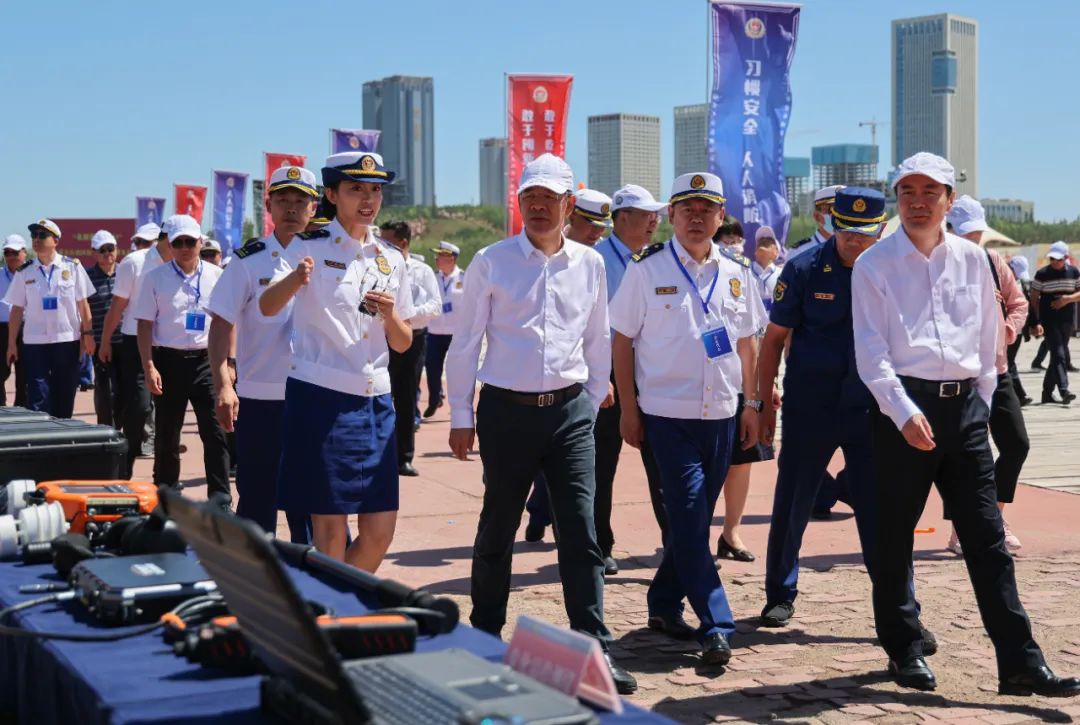 内蒙古自治区隆重召开基层消防力量建设现场会暨综合应急救援实战演练观摩会