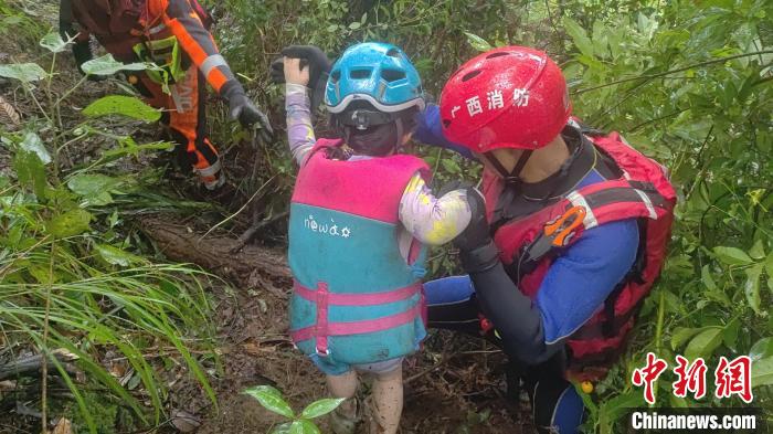 广西桂林：山洪致多人被困山谷 桂林消防紧急救援