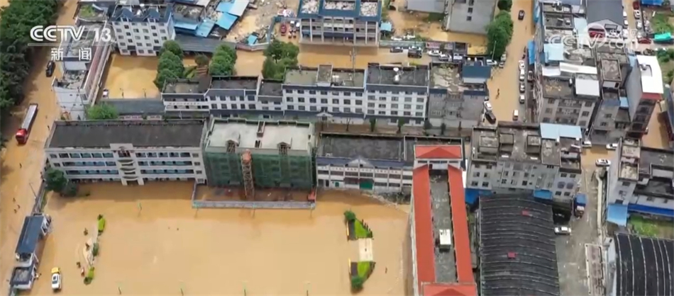 强降雨致广西百色部分乡镇被淹 当地紧急转移群众