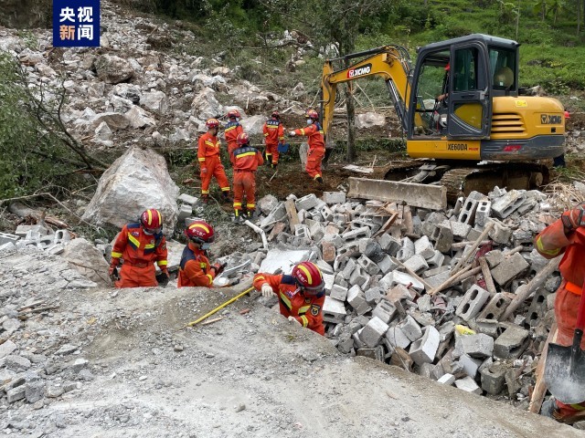 广西德保县敬德镇发生山石滚落 致2人遇难