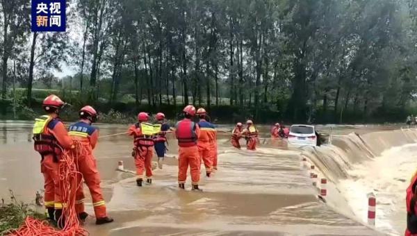 河南南阳河水突涨面包车熄火被困 消防紧急救援