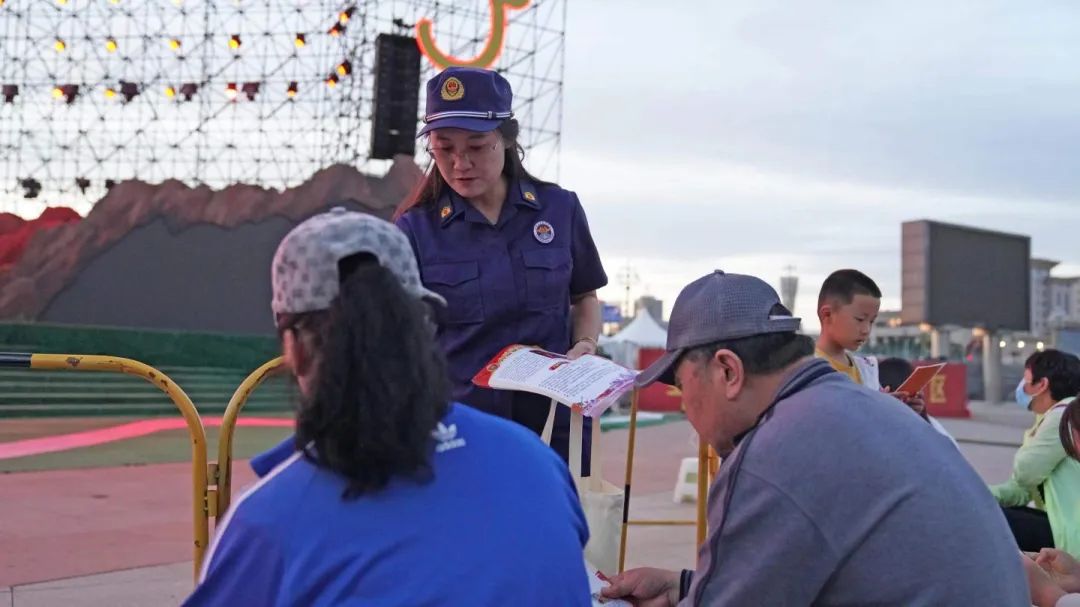 赤峰市消防救援支队走进红山文化旅游节应急系统专场晚会开展消防宣传活动