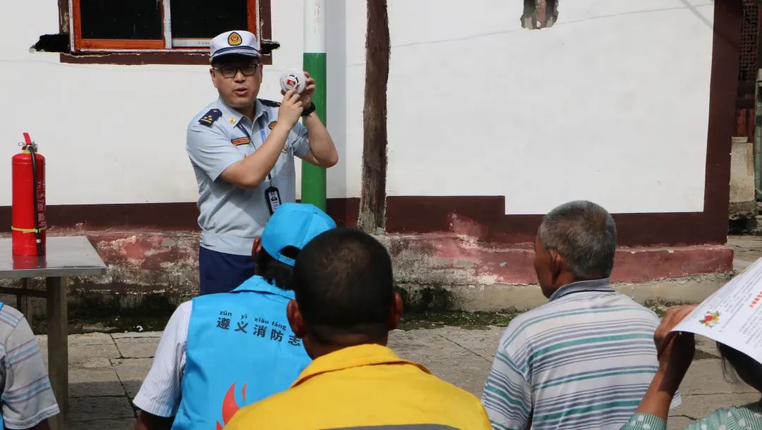 暖心！遵义播州为辖区群众免费安装独立式烟感报警器