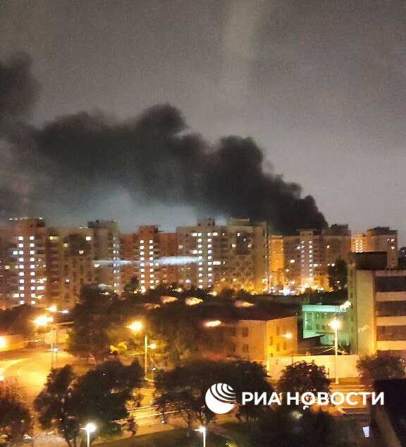 俄罗斯莫斯科市东部一仓库发生火灾