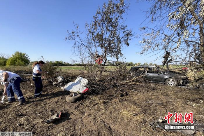 匈牙利航展一小型飞机坠毁 致2人遇难4人受伤