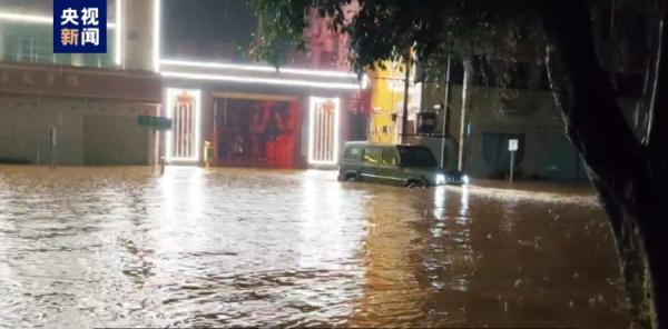 广西玉林发布暴雨红色预警 陆川、博白部分村镇出现内涝