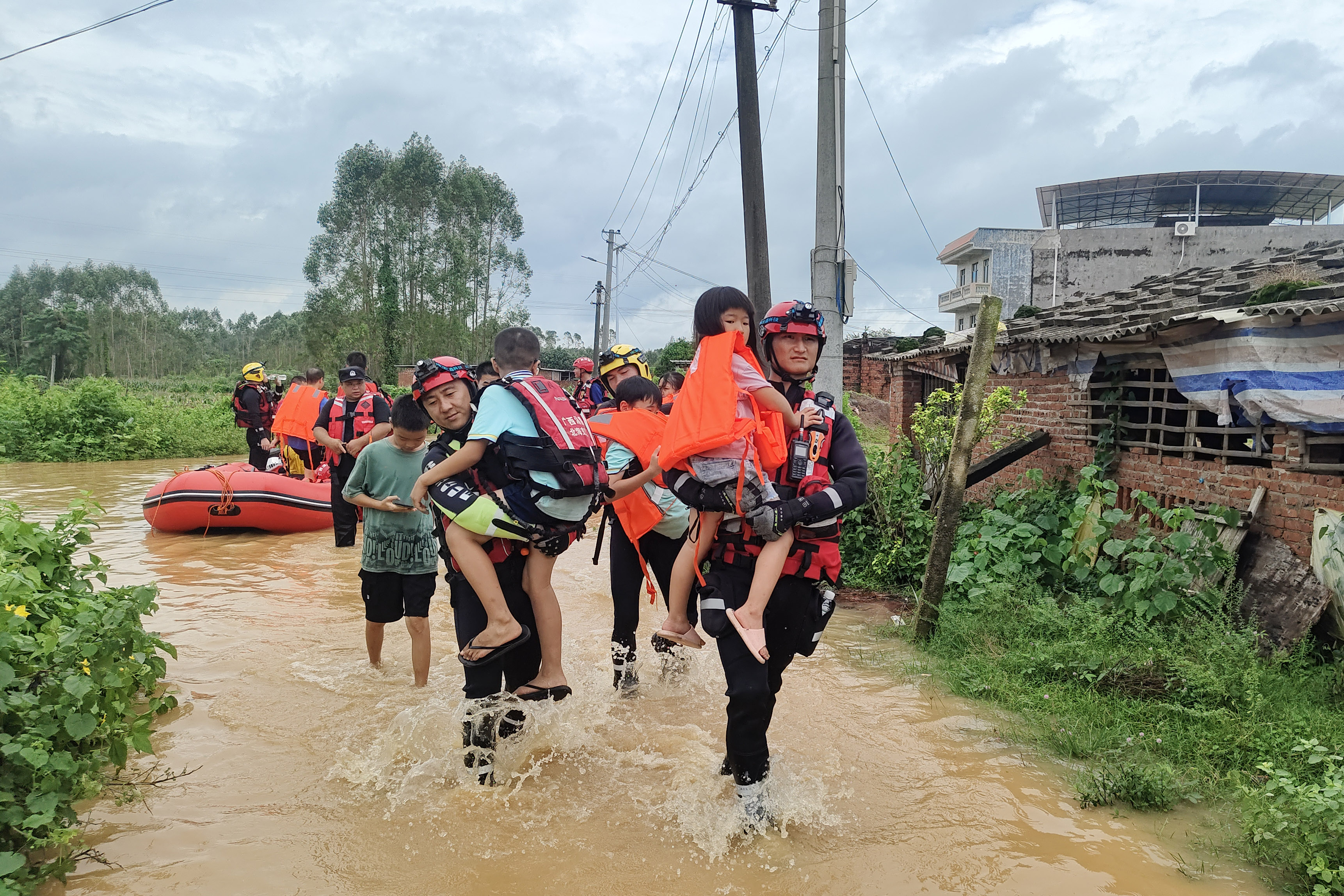 广西：多地迎极端强降雨 消防全力应对