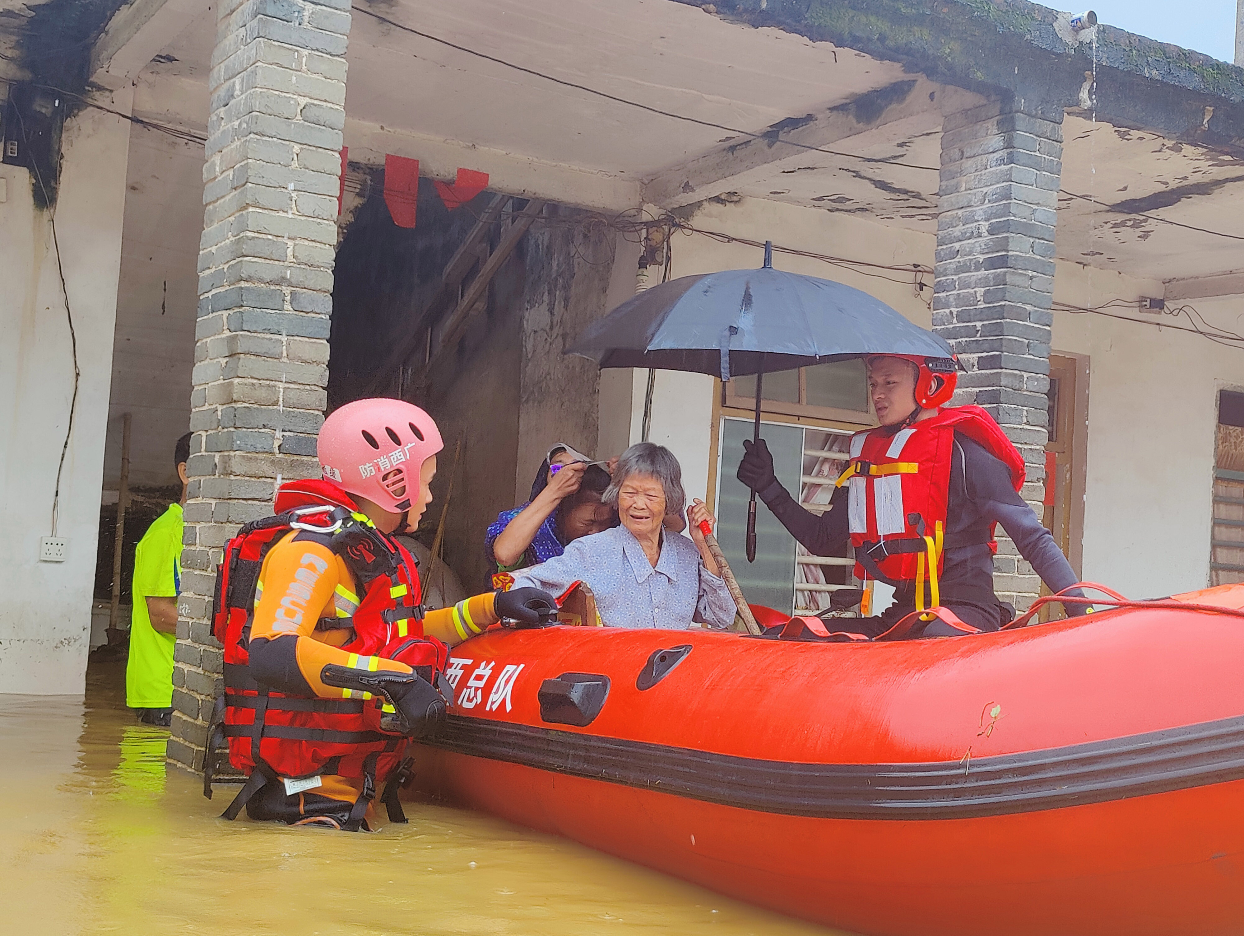 广西：多地迎极端强降雨 消防全力应对