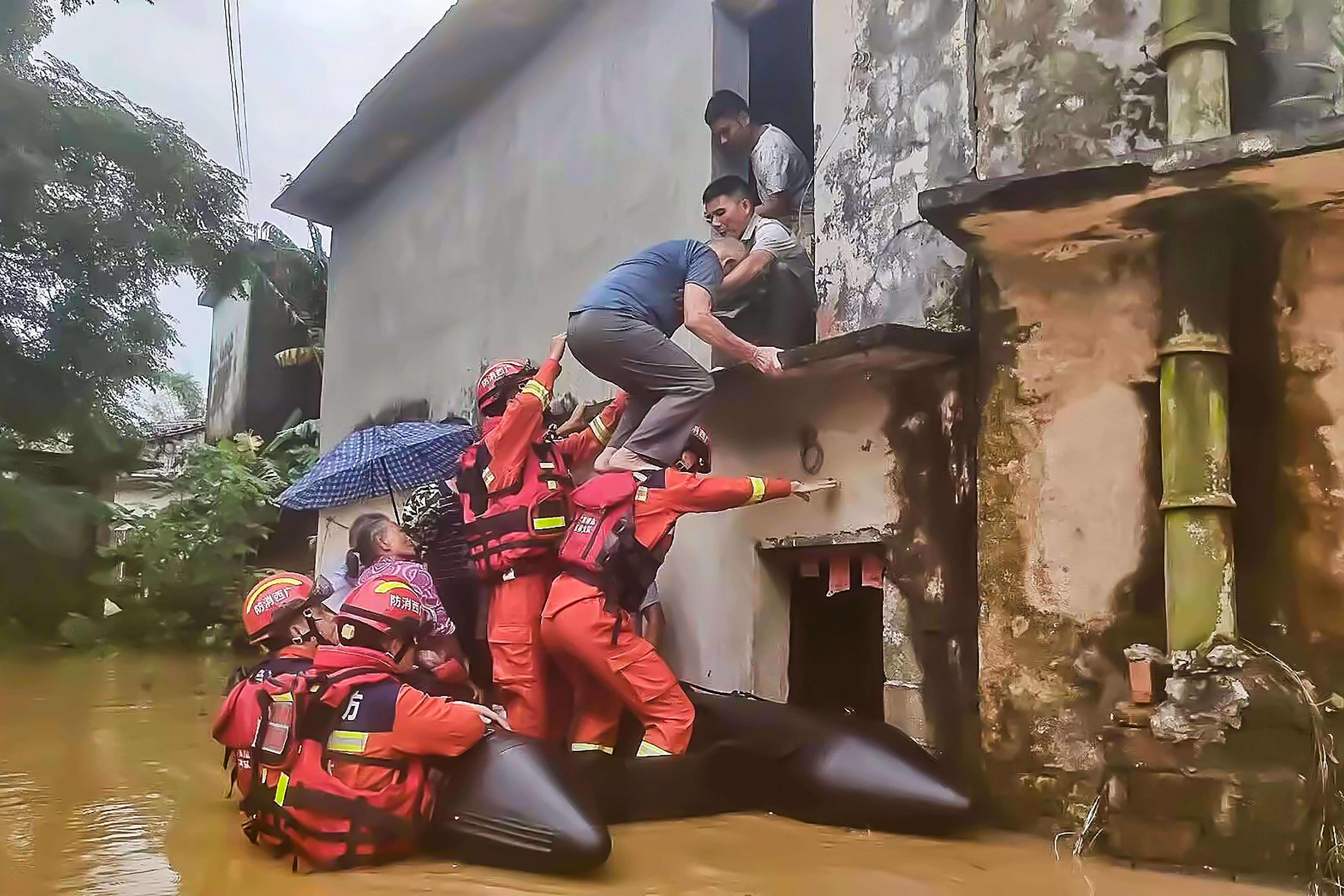 广西：多地迎极端强降雨 消防全力应对