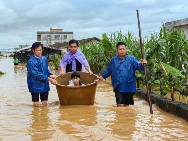 广西玉林：特大暴雨来袭  多部门全力投入防汛抢险救灾工作