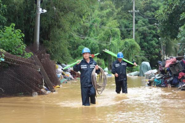 广西玉林：特大暴雨来袭  多部门全力投入防汛抢险救灾工作