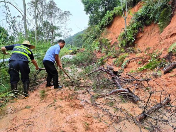 广西玉林：特大暴雨来袭  多部门全力投入防汛抢险救灾工作