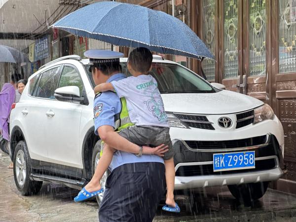 广西玉林：特大暴雨来袭  多部门全力投入防汛抢险救灾工作