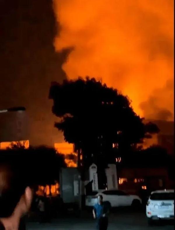 火光冲天！长沙一小区突发液化气爆燃，致2人受伤