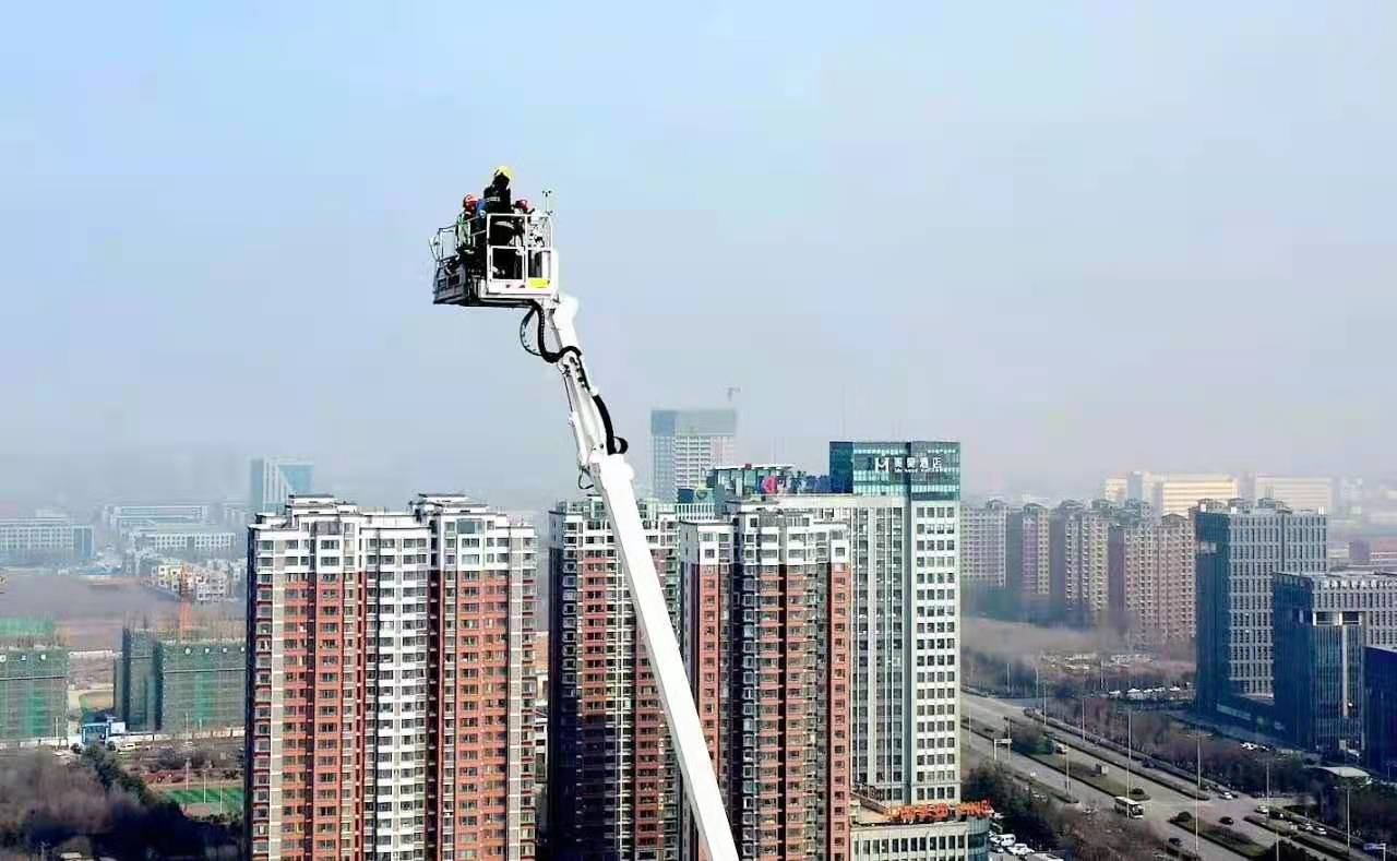 全球“最高消防车”在山东上岗：101米！送人到30层楼只需9分钟