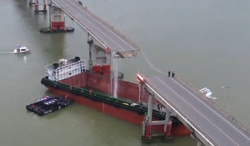 突发！广州南沙一大桥被船只撞断，有车辆落水