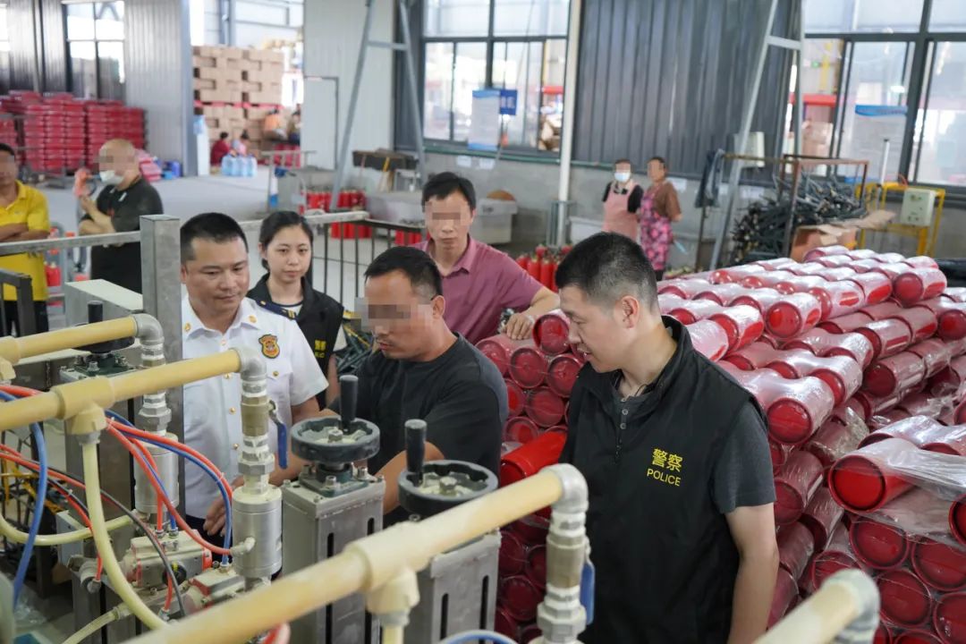 伪劣灭火器2000余件，涉案金额10余万元！干粉含量不达标无法有效灭火