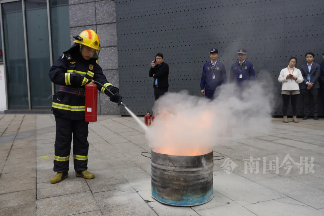 柳州消防查获伪劣灭火器：实测灭不了火 有效成分仅为0.06%
